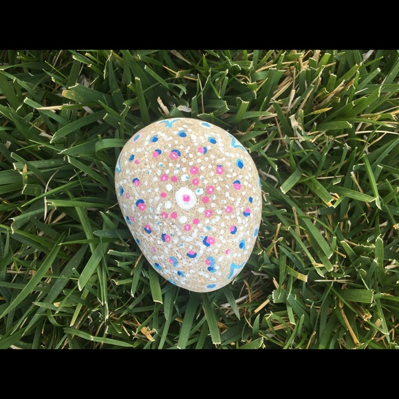 Cutely decorates grey artistic rock - Picture 2 of 5